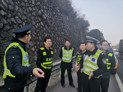 20190424道路、隧道安全組對沿線開展節(jié)前暨防汛防臺(tái)安全檢查 圖為檢查組一行對高邊坡進(jìn)行安全檢查_副本.jpg